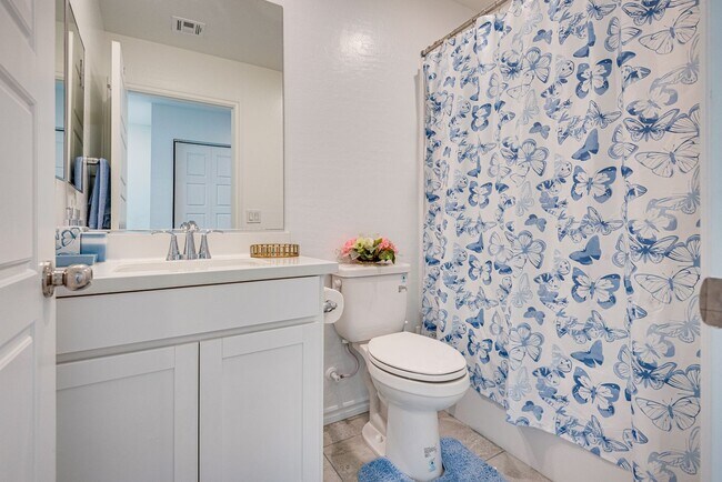 Building Photo - Furnished 3-bedroom, 2.5-bath townhome, de...