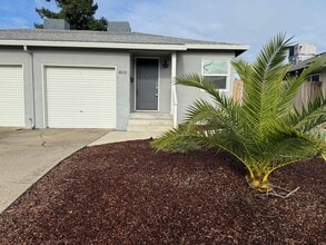Building Photo - Beautifully Updated 2/2 Duplex - 4033 Miller Way