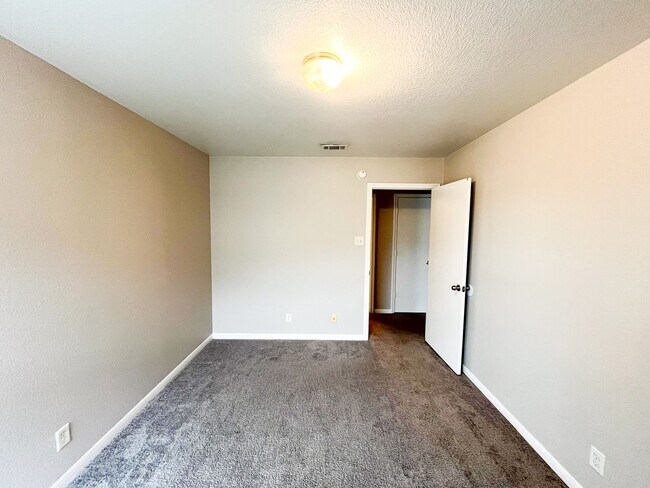 Building Photo - 1213 Cinch Dr