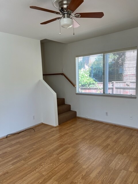 Living Room w/ Laminate Flooring - 336 Lincoln Ave