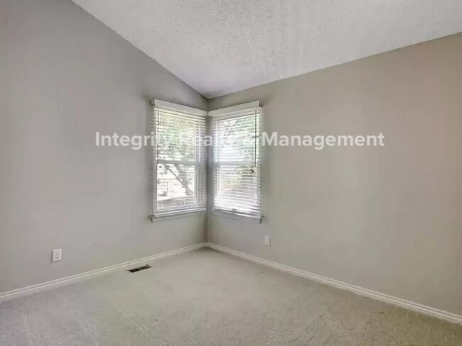 Building Photo - 3 Bed/3 Bath, 2,759 Sqft -9614 Pinebrook S...