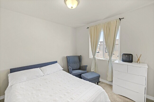 Building Photo - Spacious 3 Bed in Ventana – Open Layout, Fenced Backyard, Community Pool & Gym