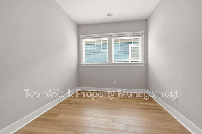 Building Photo - 553 Sound Dr