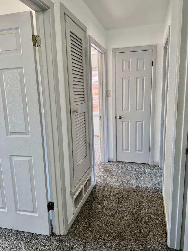 Building Photo - Adorable 3/1.5/1 in Great Location! Minutes from Tech and Hospitals!