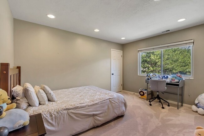 Building Photo - Beautiful 5-Bedroom Home in Sandy!