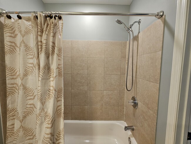 Full shower/tub - 1912 W Baltimore St