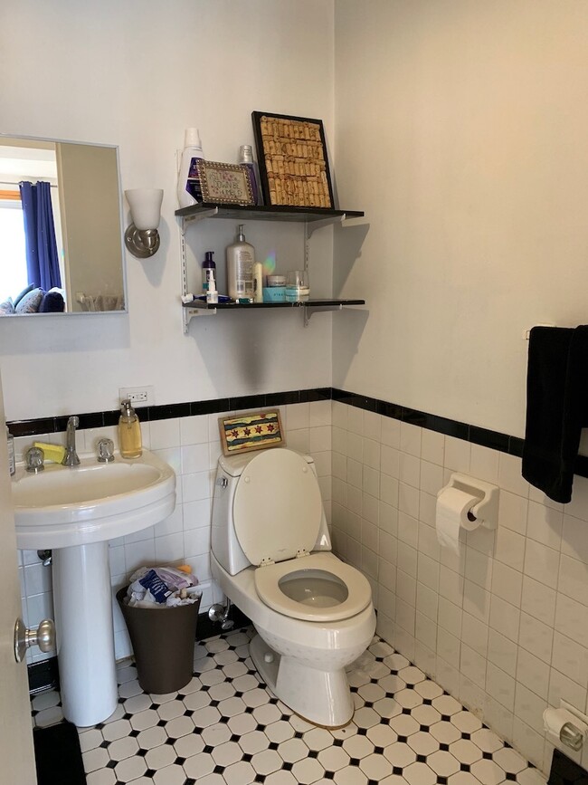 Building Photo - 711 W Briar Pl