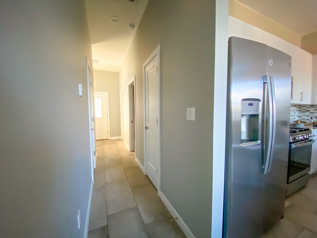 Building Photo - 844 Tijeras Ave NW