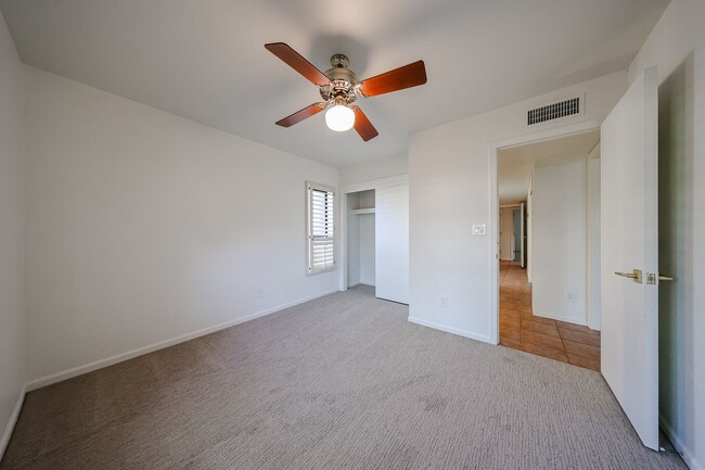 Building Photo - Scottsdale Country Club Living!