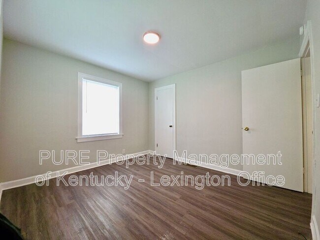 Building Photo - 113 Cummins Dr