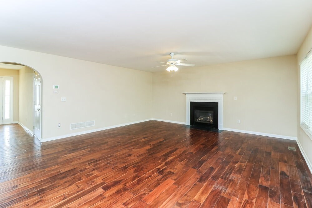 Building Photo - 910 Elderberry Ln