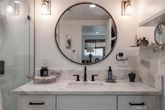 Building Photo - 1720 Vista Del Lago