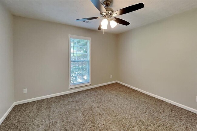 Building Photo - 399 Charesa Ln