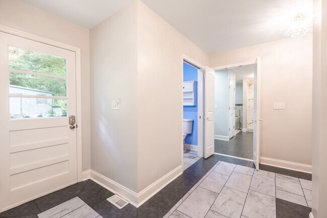 Building Photo - 607 3rd St Ext