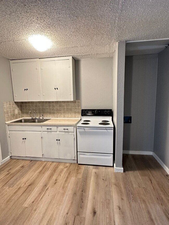 Building Photo - 2 Bedroom Duplex Near Downtown San Angelo!!
