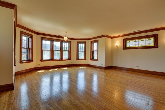 Building Photo - 706 W Wellington Ave