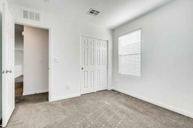 Building Photo - 3 Bedroom Townhouse in a Gated Northeast Community Near Nellis Air Force Base