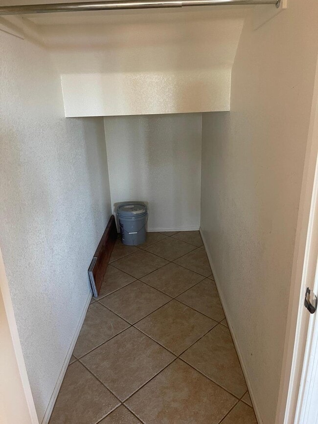 Building Photo - 985 E Saddle Way