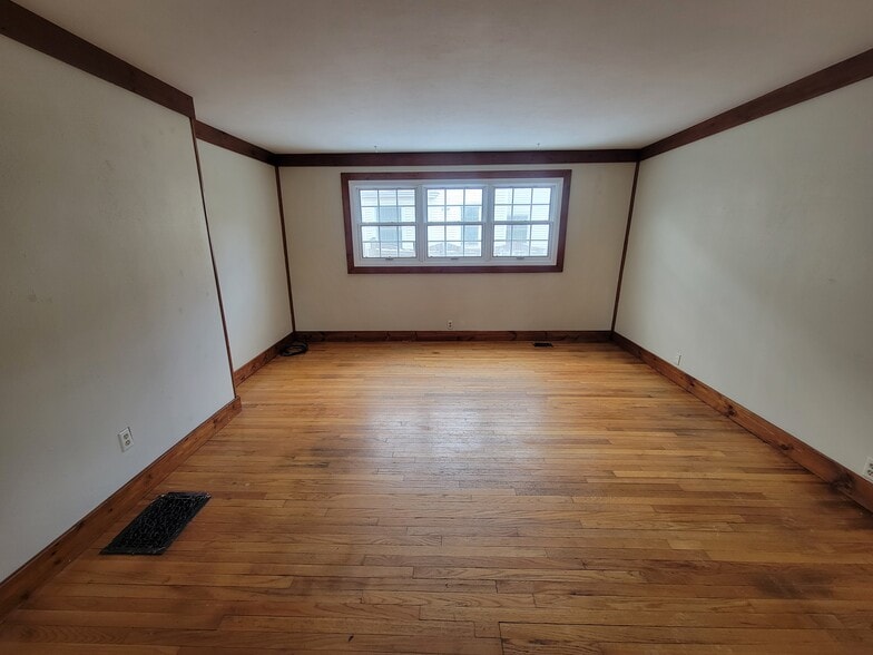 Building Photo - 18 Elm St