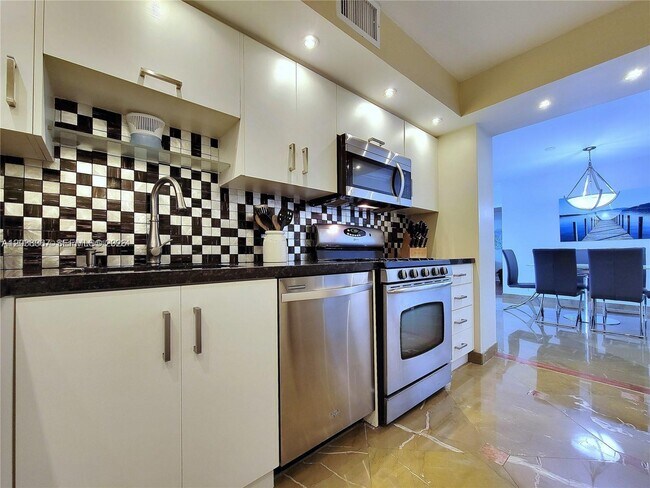 Building Photo - 2030 S Ocean Dr