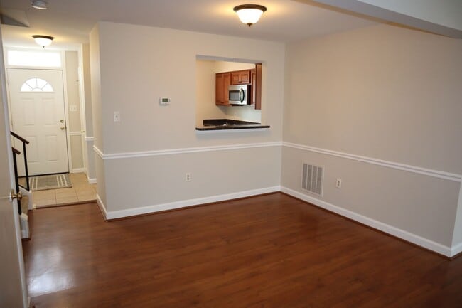 Building Photo - Spacious Townhome in Gaithersburg