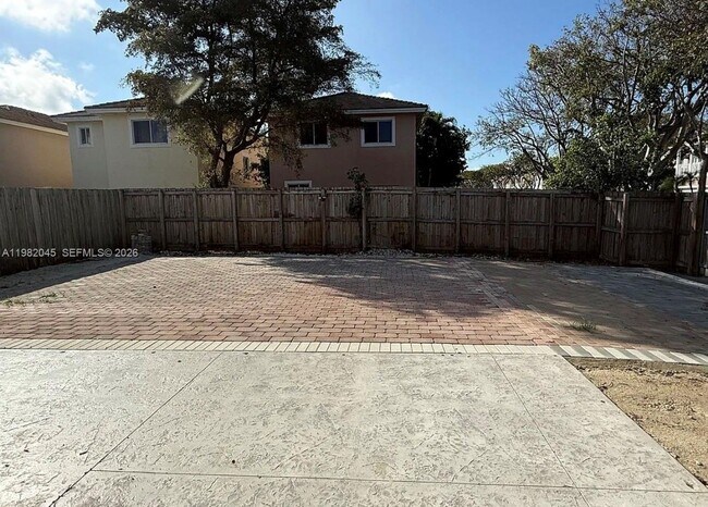 Building Photo - 390 NE 35th Ave