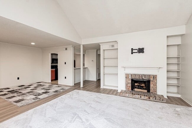 Building Photo - 2 Bedroom Condo with Pool and the Convinience of a Jefferson Hwy Address!