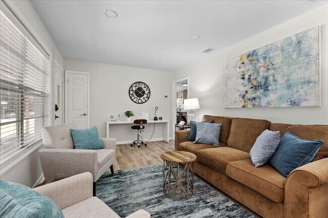 Building Photo - 2425 Bruce Ln