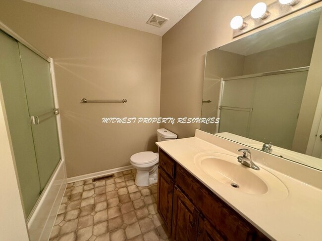 Building Photo - 2 Story Freshly Updated Duplex in Raytown