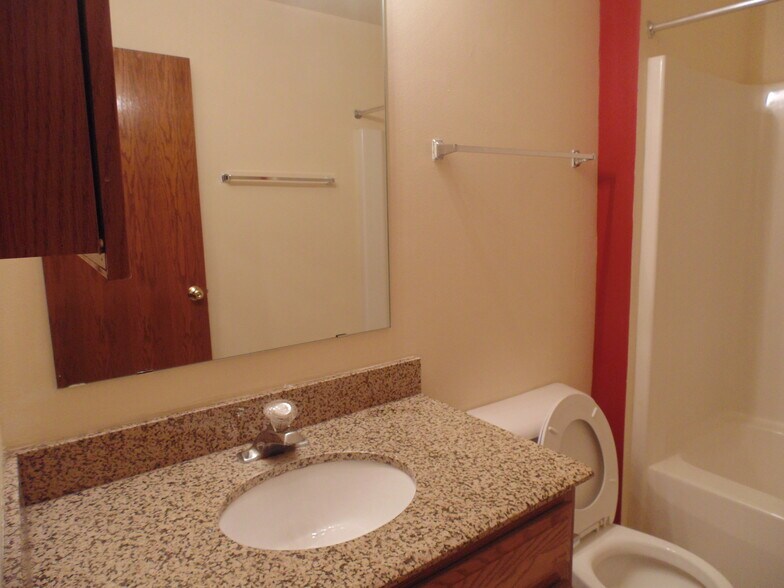 Full bath with Granite Vanity - 977 Zachary Ct
