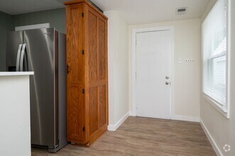 Building Photo - 3 Bed/1 Bath duplex