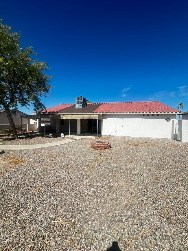 Building Photo - 210 White Oak Dr