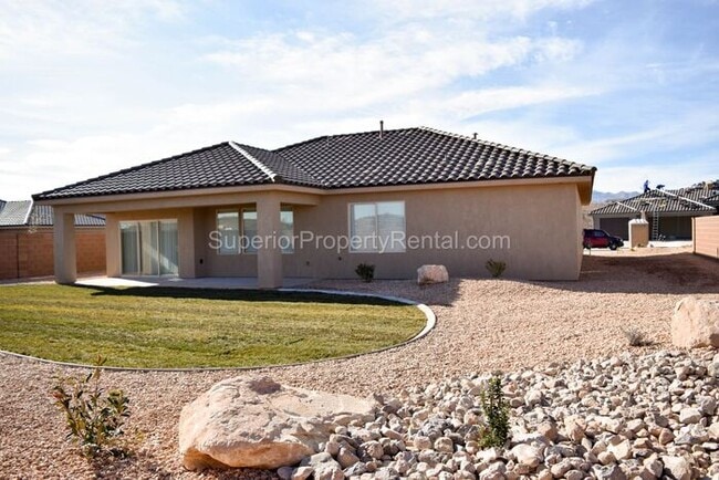 Building Photo - 4 bed, 2.5 bath home w/2 car garage