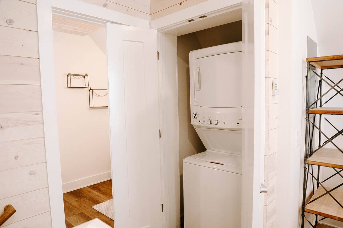 Building Photo - 2023 Loretta Parker Lane, Cottage A