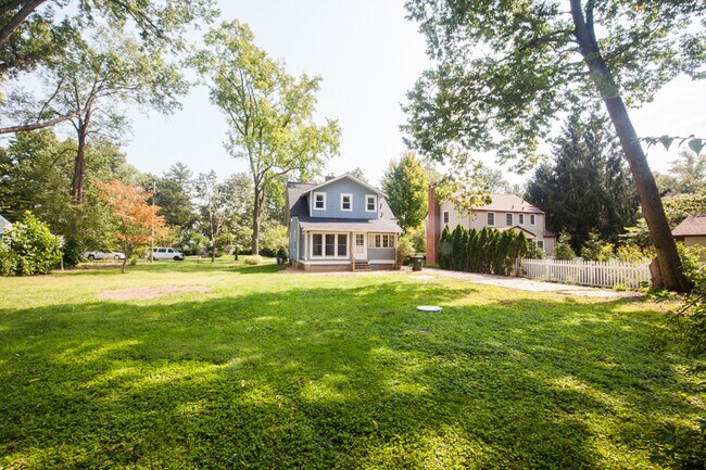 Building Photo - 812 Floral Ave