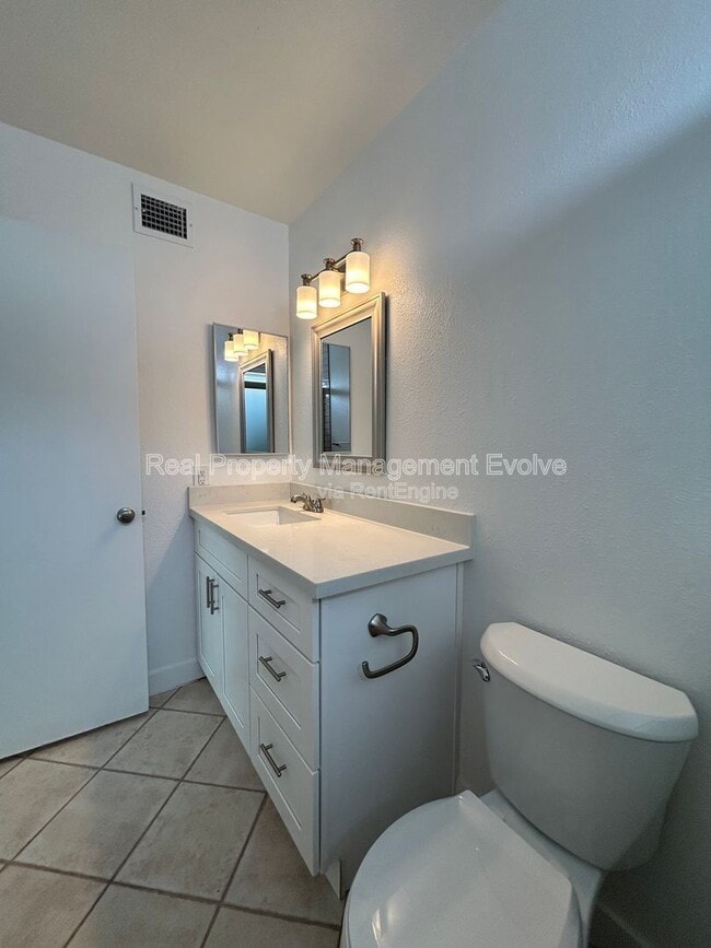 Building Photo - 3416 S Westfall Ave