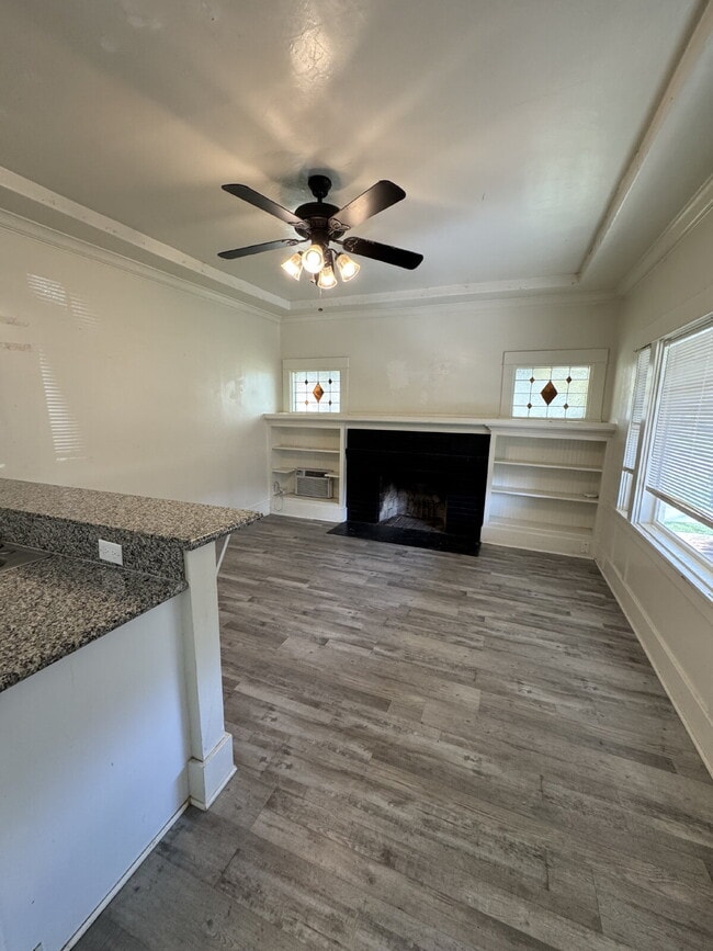Building Photo - MOVE IN SPECIAL!!  Welcome to this charming 1-bedroom, 1-bathroom home located in a convenient Me...
