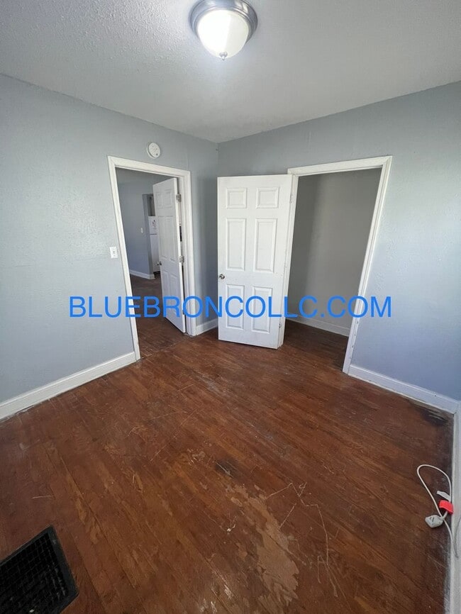 Building Photo - Charming house with nice updates and Grani...
