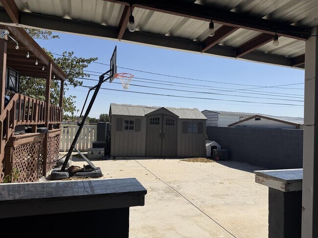 Building Photo - 1620 E Everglade Ave