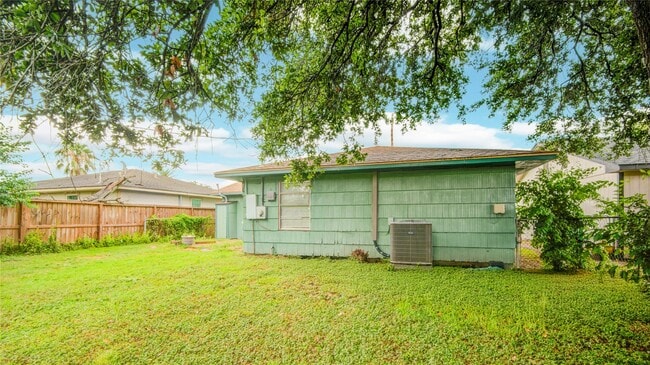 Building Photo - 811 W 7th St