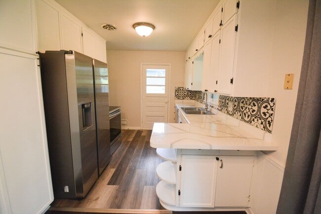 Building Photo - Updated 3 Bed 1.75 bath home in quiet location