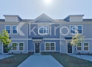 Building Photo - 2461 Banyan Cir