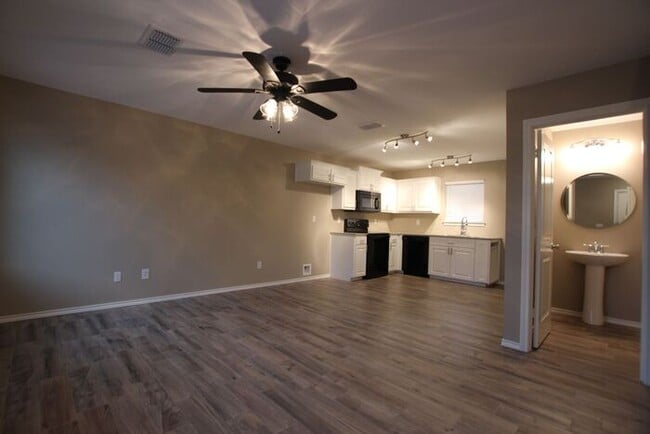 Building Photo - Available Now! 2 Bed 1.5 Bath Townhome! Li...