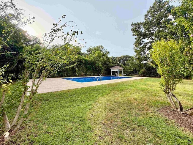 Building Photo - 533 Lake Joy Rd