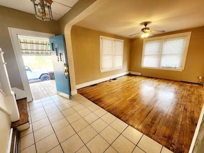 Building Photo - 305 Lyndhurst St