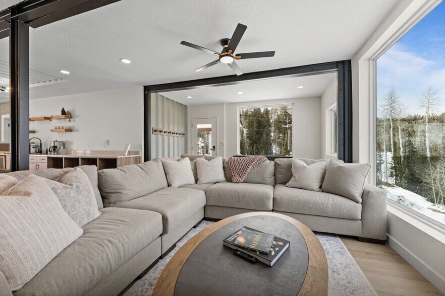 Building Photo - 220 Circle Dr