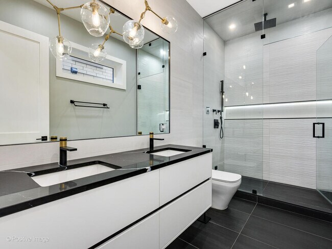 Building Photo - 1446 W Chestnut St