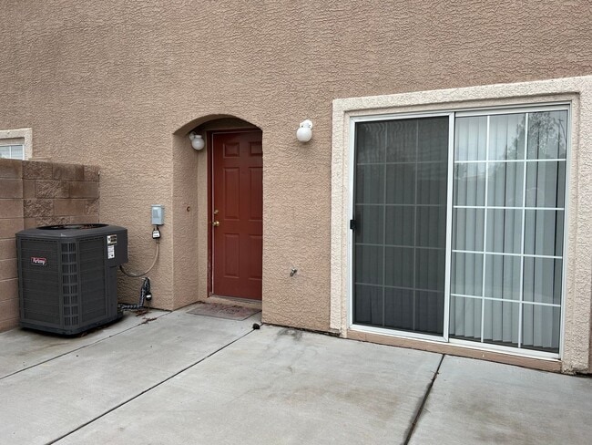 Building Photo - 2 story townhouse