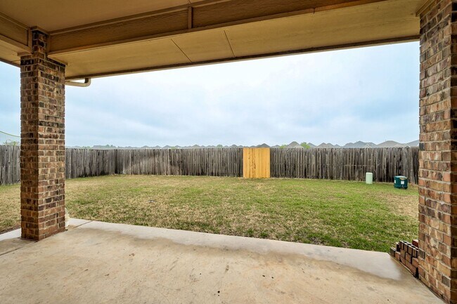 Building Photo - Beautiful & Large 4 Bed 2 Bath Home in Edmond!