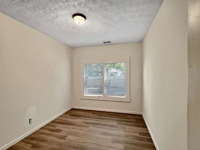 Building Photo - 1121 E 53rd St